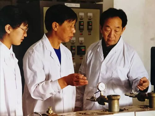 伟大的民族需要英雄精神的滋养
