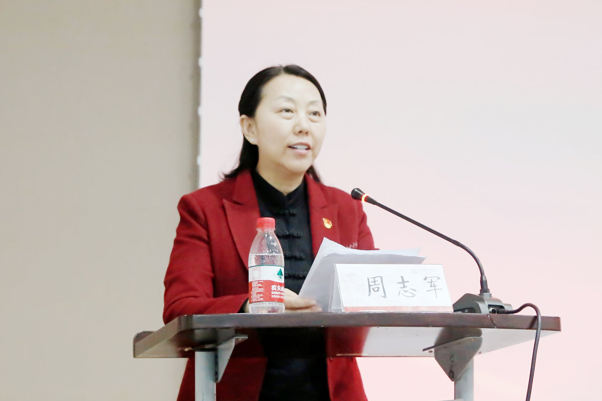 机关全体党员参加会议