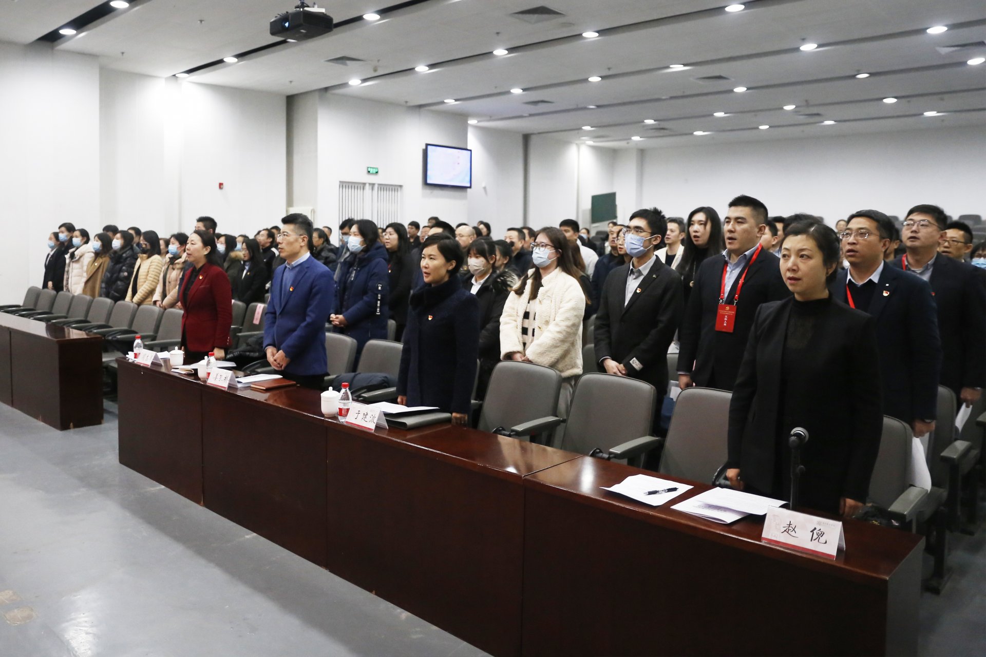 于建波等校领导班子成员以普通党员身份