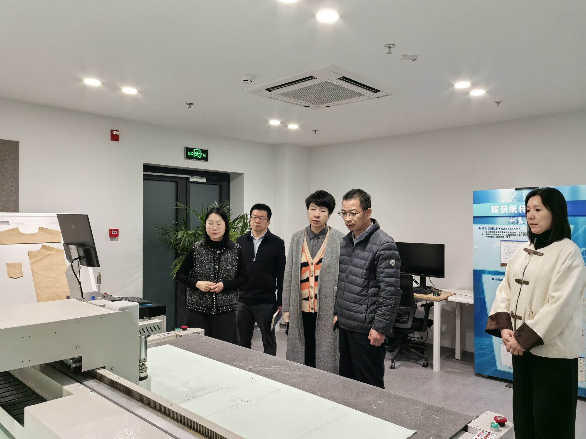 统战部部长肖寒同志陪同并主持座谈会