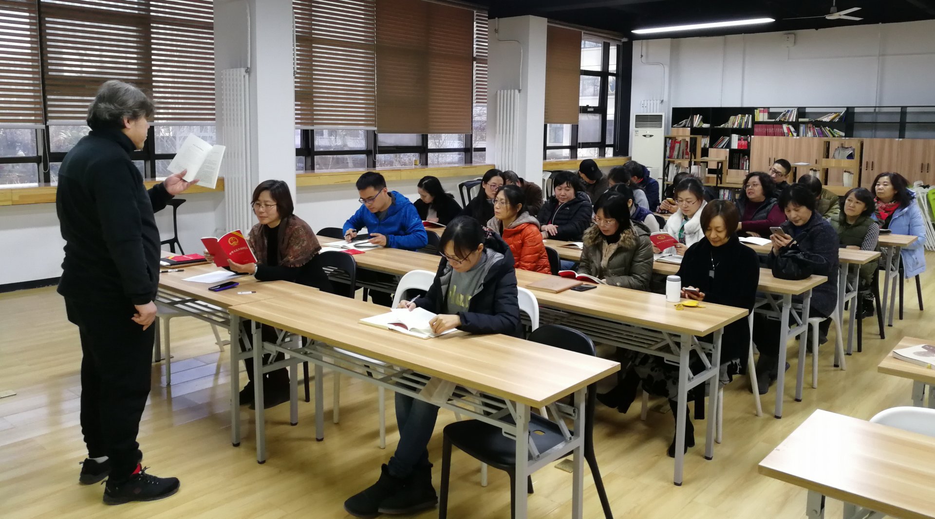 图书馆组织开展了以“尊崇宪法